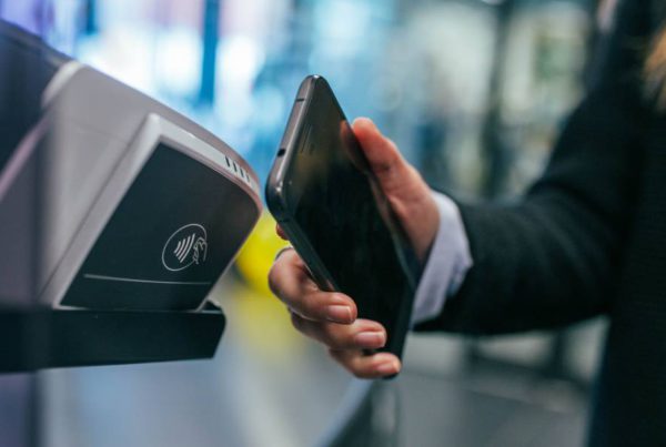 persona pagant amb NFC des del seu smartphone