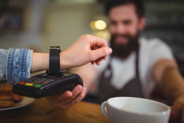 persona pagant amb NFC des del seu rellotge